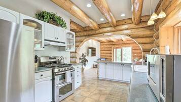 House (5 Bedrooms) | Interior