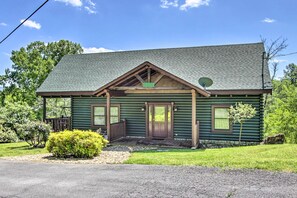 Interior - Idyllic Sevierville Cabin: Deck + Smoky Mtn View! (Sevierville)