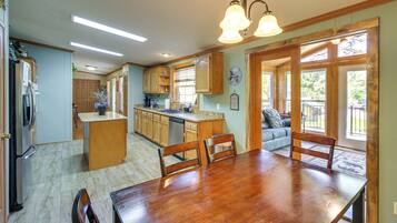 House (3 Bedrooms) | Interior
