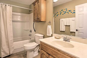 A bathroom with a bathtub, toilet, and sink. - Family Home w/ Deck, 2 Mi to Lake Cumberland (Monticello)