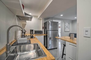 Private kitchen - Contemporary DC Condo w/ Central Location! (Washington)