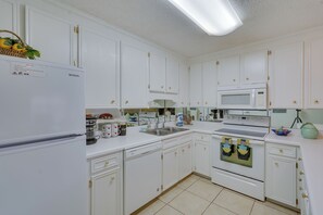 Interior - Cozy PCB Condo < 1/2 Mile to Public Beach Access! (Panama City Beach)