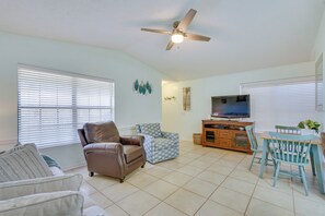 Interior - Cozy PCB Condo < 1/2 Mile to Public Beach Access! (Panama City Beach)