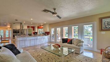 House (3 Bedrooms) | Living area