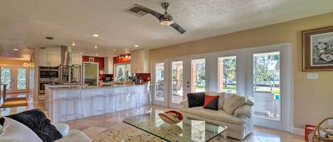 House (3 Bedrooms) | Living area