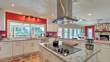 House (3 Bedrooms) | Private kitchen | Microwave, oven, stovetop, dishwasher