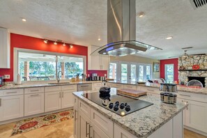 Casa (3 Bedrooms) | Cozinha privada | Micro-ondas, fogão, cooktop, lava-louças