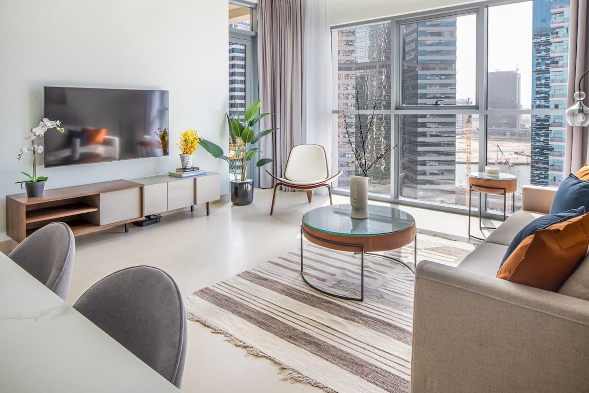 Business Apartment (Bellevue T1 1309) | Living area | 48-inch LED TV with cable channels, TV