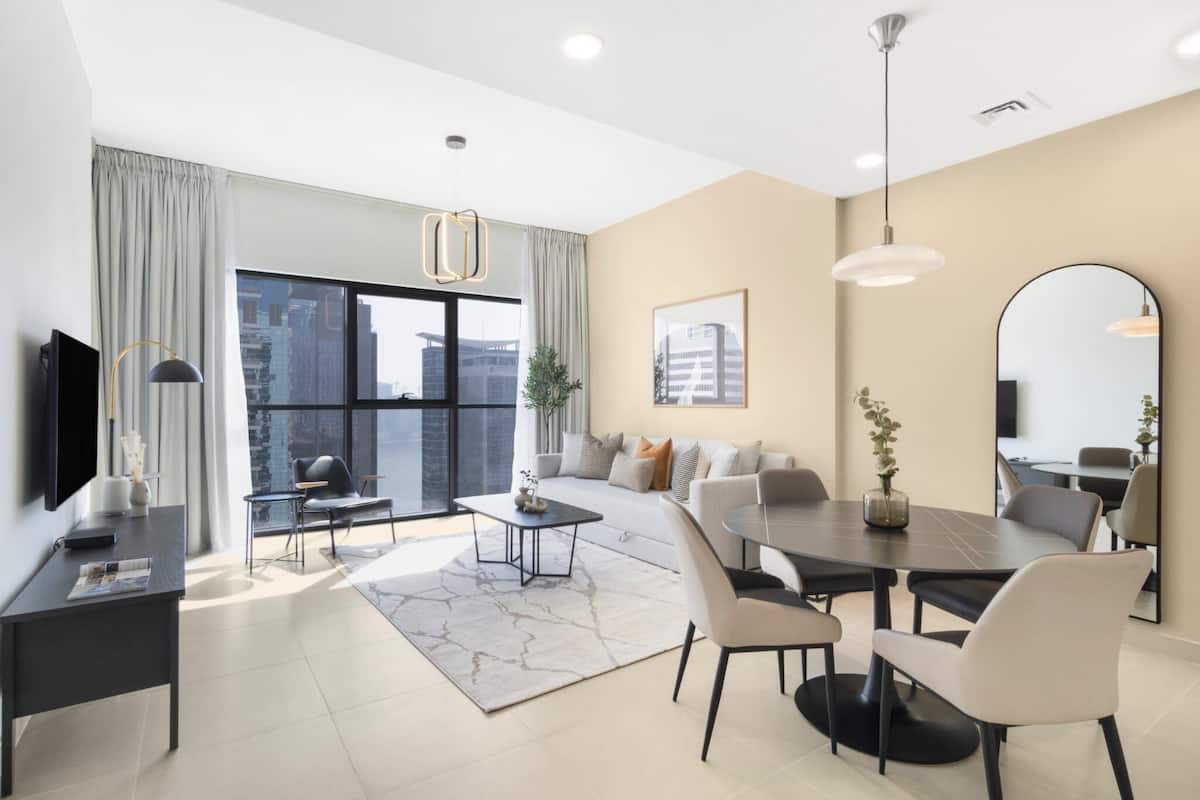 City Apartment (Bellevue  T1 1808) | Living area | 48-inch LED TV with cable channels, TV