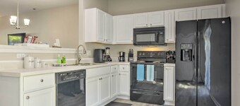 Pet-friendly Family Townhome w/ Private Patio