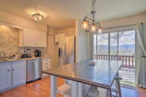 Microondas, horno, placa de cocina y lavavajillas