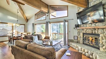 Apartment (2 Bedrooms) | Living area | TV, fireplace, books