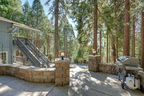 12 Mi to Apple Hill: Family-friendly Cabin Retreat