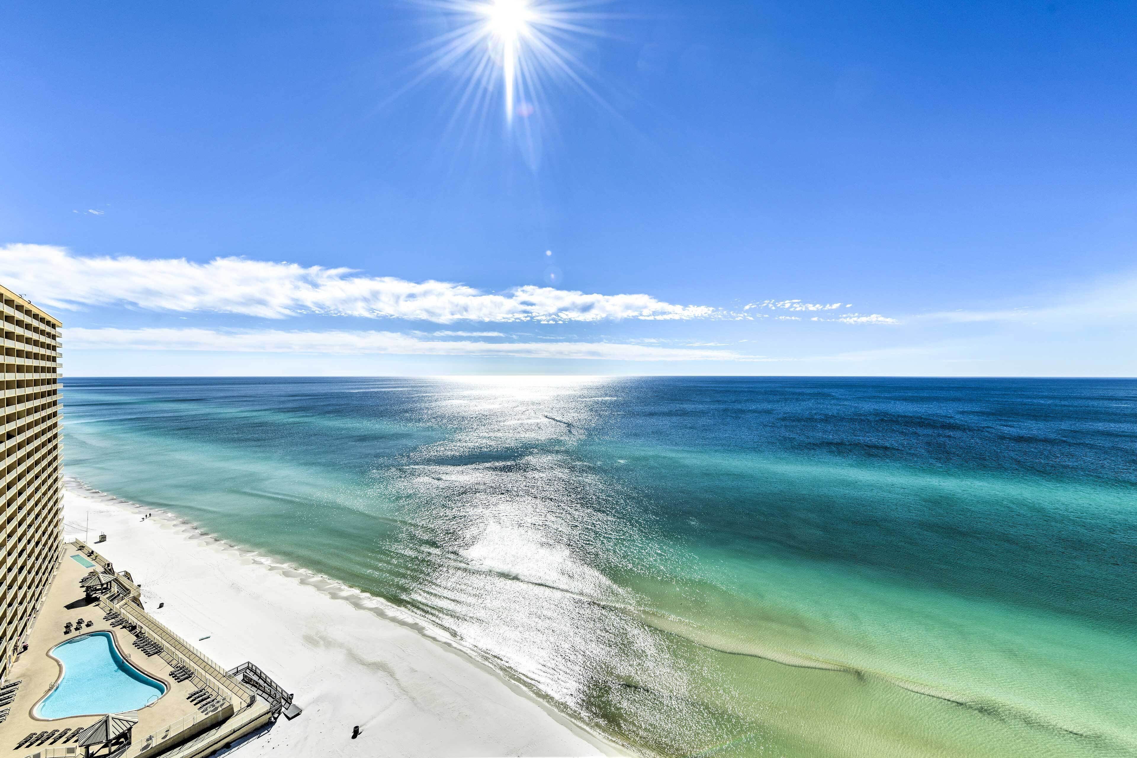 Ett hotell vid stranden med pool, direkt tillgång till stranden och utsikt över havet.