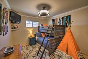 Apartment (2 Bedrooms) | Interior - Walkable Location! Mtn-view Condo in Red River (Red River)