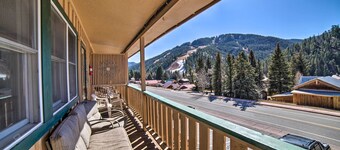 Red River Condo w/ Fire Pit: 1/2 Mi to Slopes!