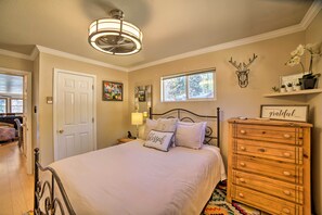 Interior - Red River Condo w/ Fire Pit: 1/2 Mi to Slopes! (Red River)