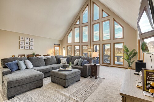 Apple Valley Home, Shared Golf Course On-site