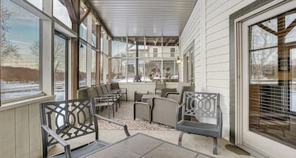 Apple Valley Home, Shared Golf Course On-site
