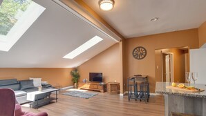 Unclassified image, 2 of 33, button - Silver Spring Castle Apt ~ 16 Mi to Capital! (Silver Spring)