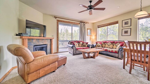 A living room with a fireplace, a television, a sofa, a coffee table, and a ceiling fan. - 2 Mi to Donner Lake: Walkable Truckee Condo! (Truckee)