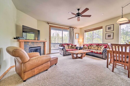 2 Mi to Donner Lake: Walkable Truckee Condo!
