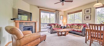 2 Mi to Donner Lake: Walkable Truckee Condo!