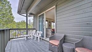 A covered porch with wicker furniture, a sliding glass door, and a view of the surrounding area. - 2 Mi to Donner Lake: Walkable Truckee Condo! (Truckee)