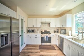 Hus (3 Bedrooms) | Eget kök | Mikrovågsugn, ugn, spishäll och diskmaskin