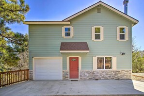 Exterior - Family Home w/ Deck & View, 4 Mi to Lake Arrowhead (Twin Peaks)