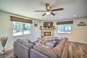 Tv, eldstad och ett bordtennisbord