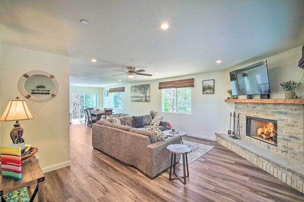 Tv, eldstad och ett bordtennisbord