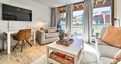 Walk to Ski Resort: Tahoe Donner Studio w/ Balcony