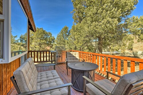 Big Bear Lake Cabin w/ Deck & Views ~ 9 Mi to Ski!