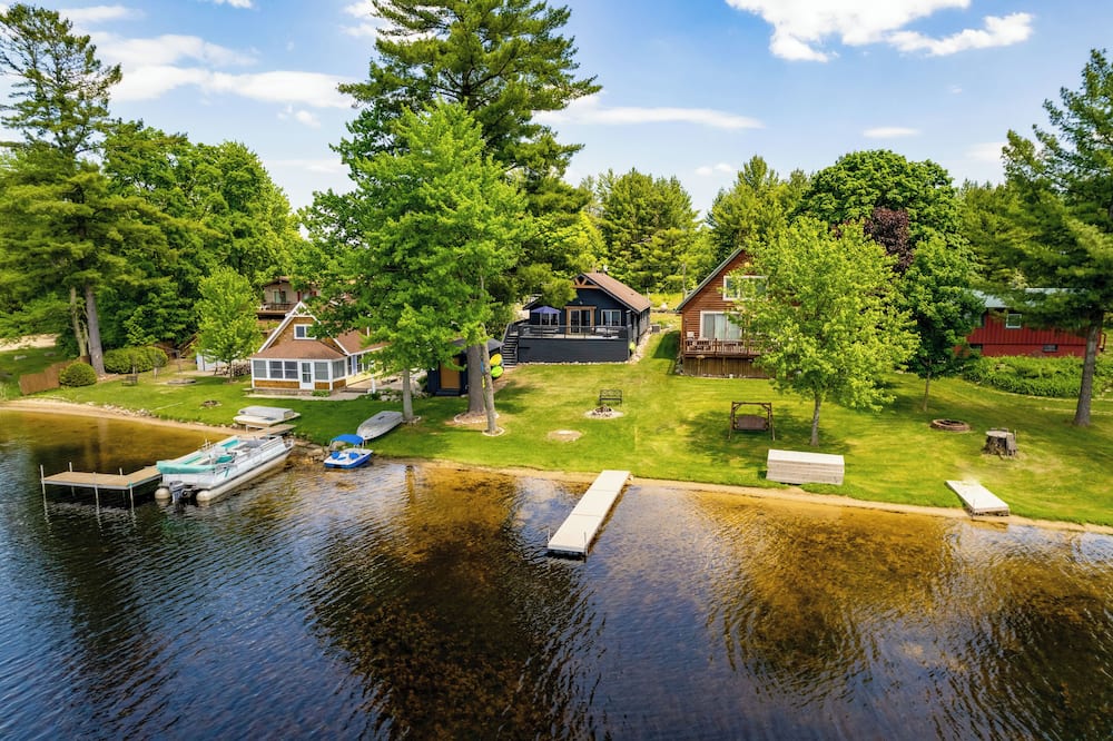 Diamond Lake Waterfront Cabin w/ Deck + Dock! - Le Roy, MI