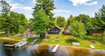 Diamond Lake Waterfront Cabin w/ Deck + Dock!