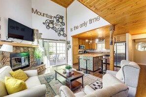 Living area - Remodeled Crestline Retreat: Walk to Lake Gregory! (Crestline)