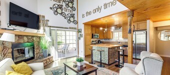 Remodeled Crestline Retreat: Walk to Lake Gregory!