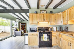 Interior - 5 Mi to Joshua Tree Nat'l Park: Home w/ Game Room (Joshua Tree)