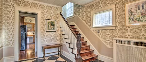House (5 Bedrooms) | Interior