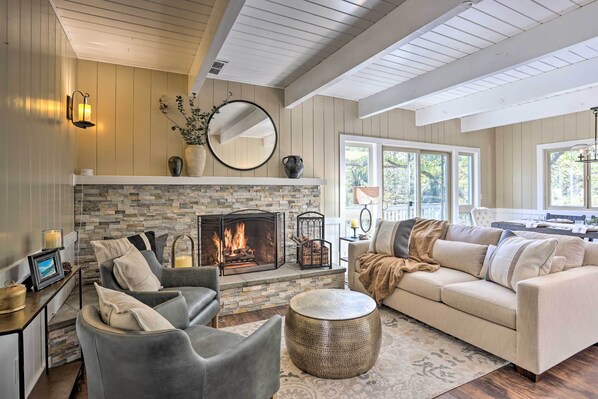 TV, fireplace - Arrowhead Retreat w/ Luxe Furnishings & Lake Views (Lake Arrowhead)
