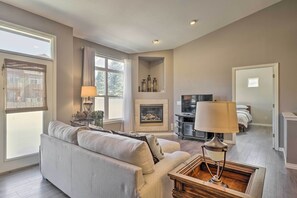 Living area - Colorado Springs Townhome ~ 10 Miles to Downtown! (Colorado Springs)