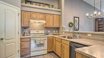 Apartment (2 Bedrooms) | Private kitchen | Oven, stovetop, dishwasher, blender