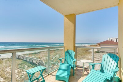Vibrant Navarre Condo: Pool & Beach Chair Service!