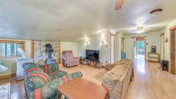 House (6 Bedrooms) | Interior