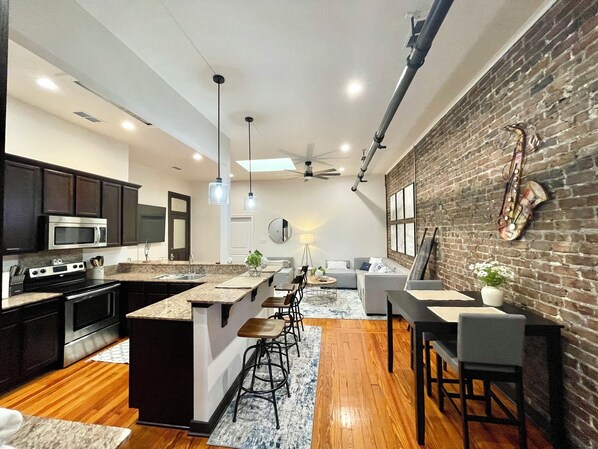 Interior - Charming 2-bedroom 2-bath condo with AC and WiFi in pleasant Downtown Hammond! (Hammond)