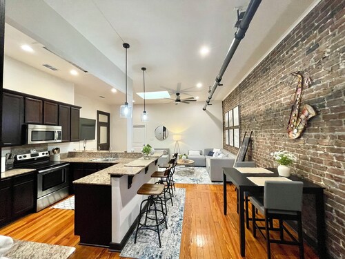 Charming 2-bedroom 2-bath condo with AC and WiFi in pleasant Downtown Hammond!