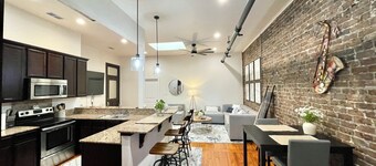 Charming 2-bedroom 2-bath condo with AC and WiFi in pleasant Downtown Hammond!