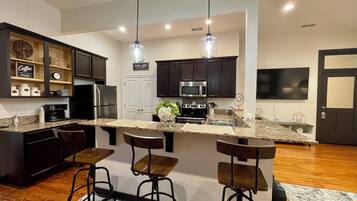 Microondas, horno, parrilla de estufa y lavavajillas