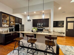 Microwave, oven, stovetop, dishwasher - Charming 2-bedroom 2-bath condo with AC and WiFi in pleasant Downtown Hammond! (Hammond)